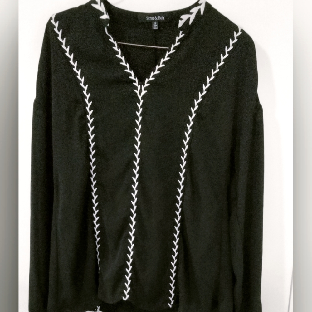 Black blouse with white details long sleeves🖤